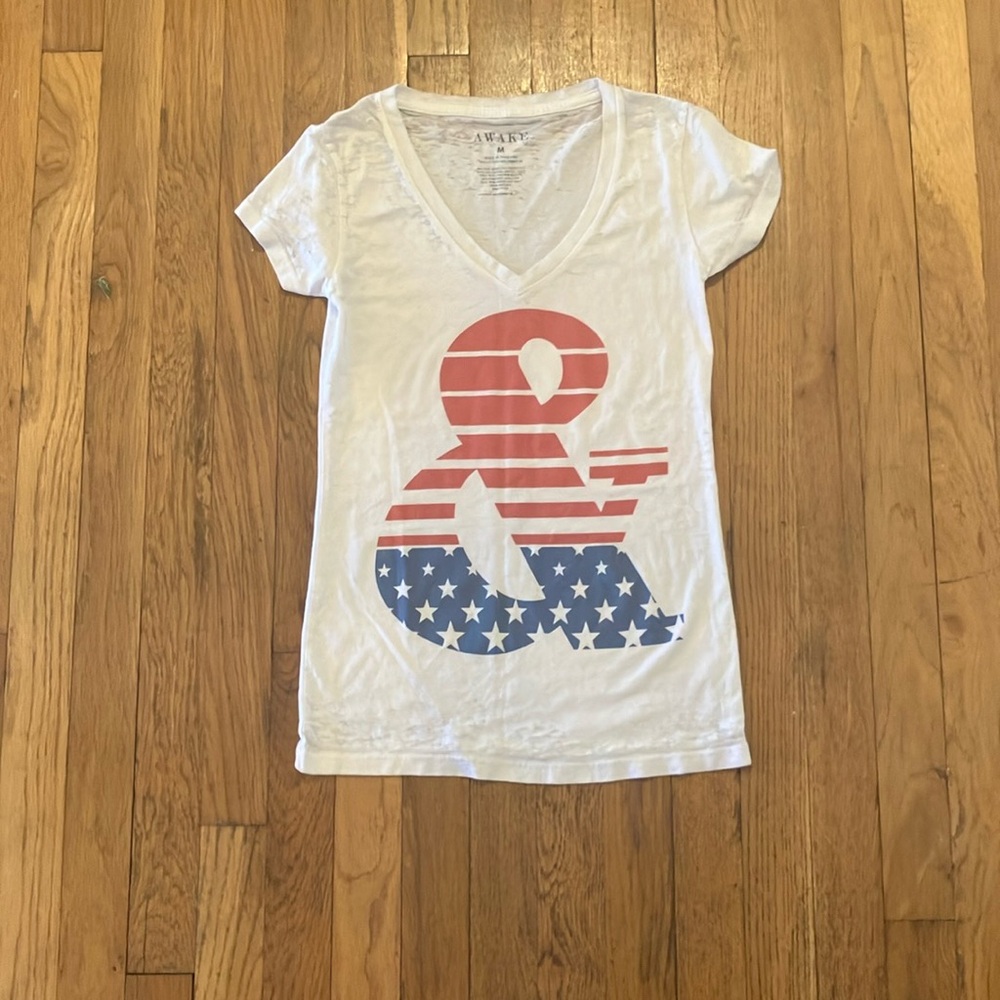 Of Mice & Men Patriotic  band logo v-neck tee size medium